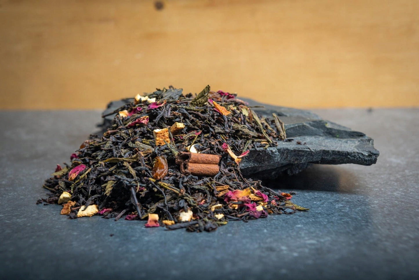 Chwila przy kominku 50 g - herbata czarna świąteczna cynamon rodzynki róża